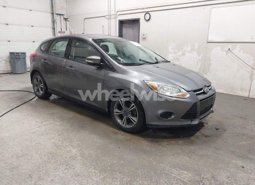 2014 Ford Focus SE (VIN 1FADP3K27EL312518) main photo
