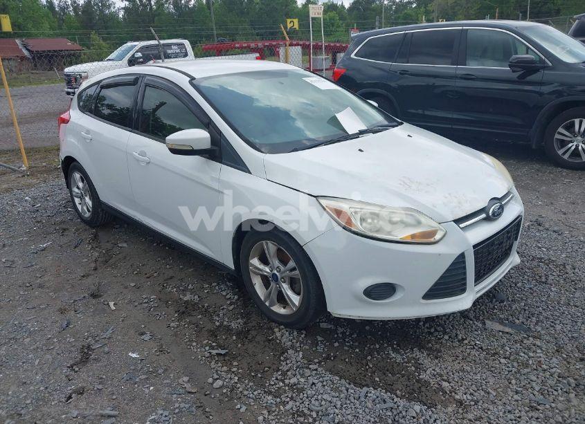 2014 Ford Focus SE (VIN 1FADP3K27EL323874) main photo