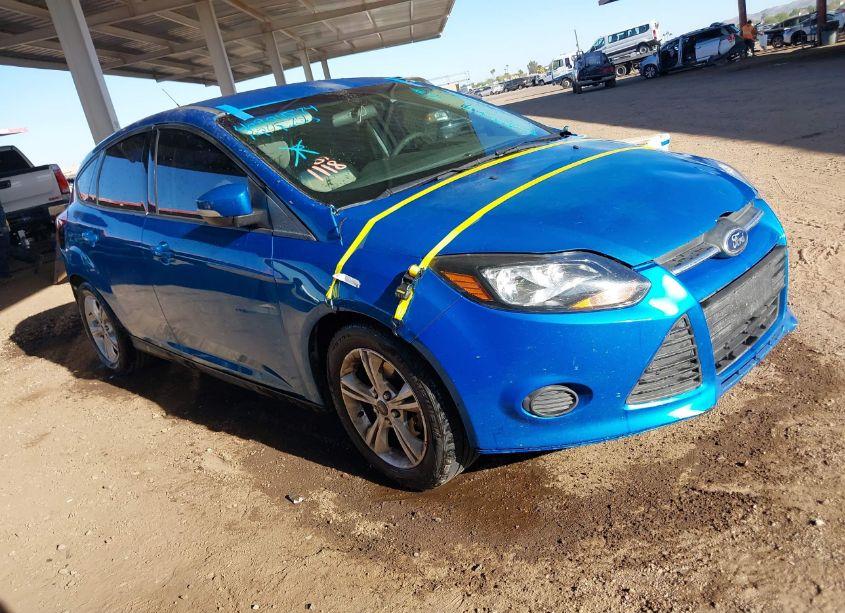 2014 Ford Focus SE (VIN 1FADP3K27EL355563) main photo