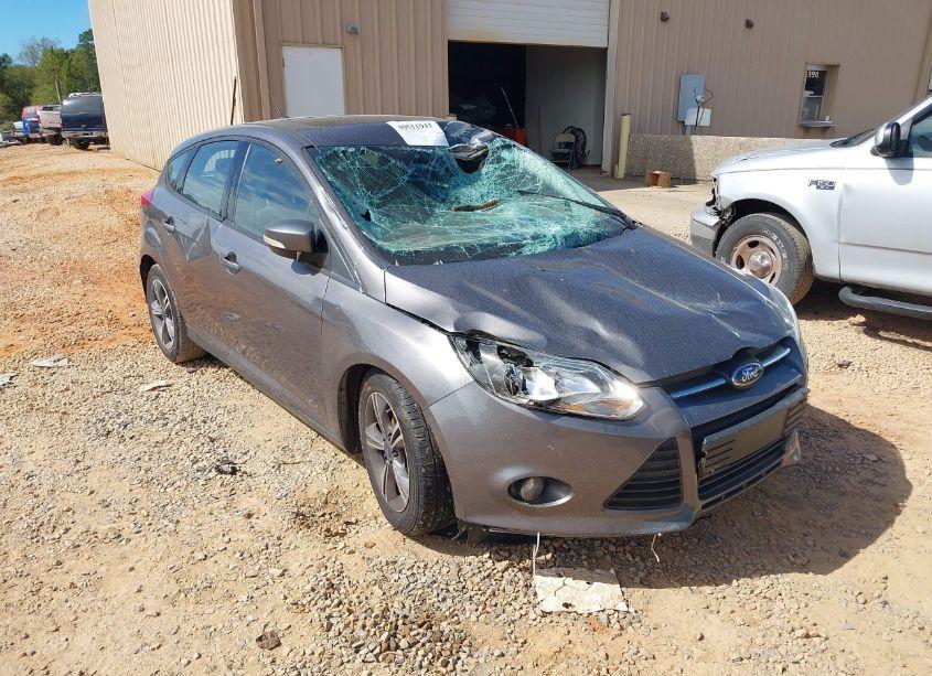 2014 Ford Focus SE (VIN 1FADP3K27EL387199) main photo