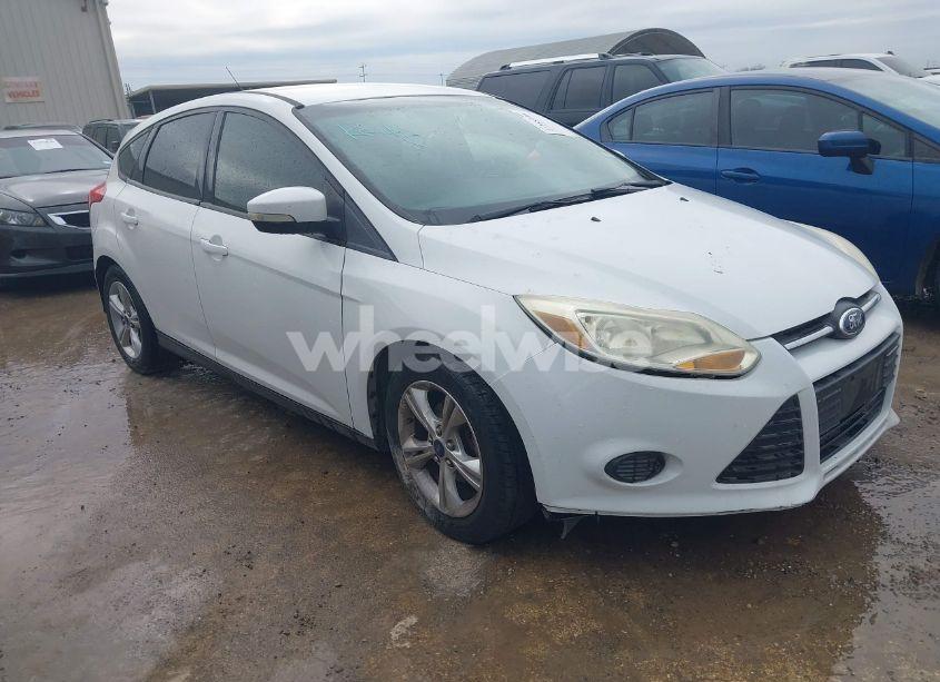 2014 Ford Focus SE (VIN 1FADP3K27EL400940) main photo