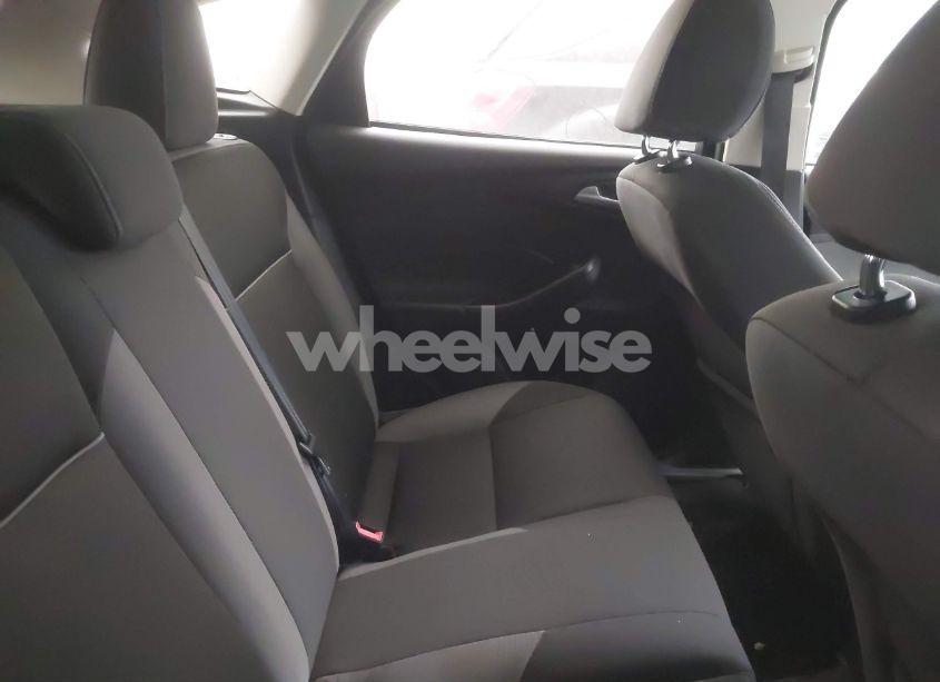 Photo 8 of 2014 Ford Focus SE (VIN 1FADP3K27EL400940)