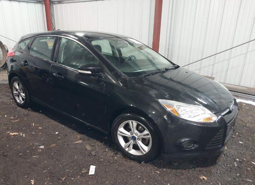 2014 Ford Focus SE (VIN 1FADP3K27EL458448) main photo
