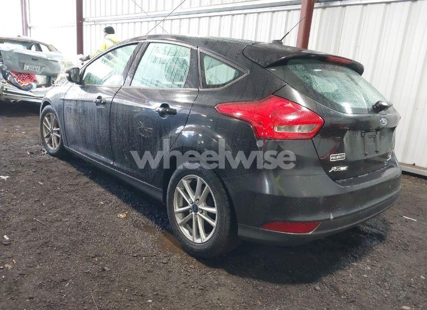 Photo 3 of 2015 Ford Focus SE (VIN 1FADP3K27FL204093)
