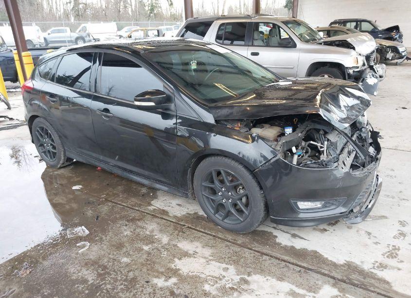 2015 Ford Focus SE (VIN 1FADP3K27FL261572) main photo