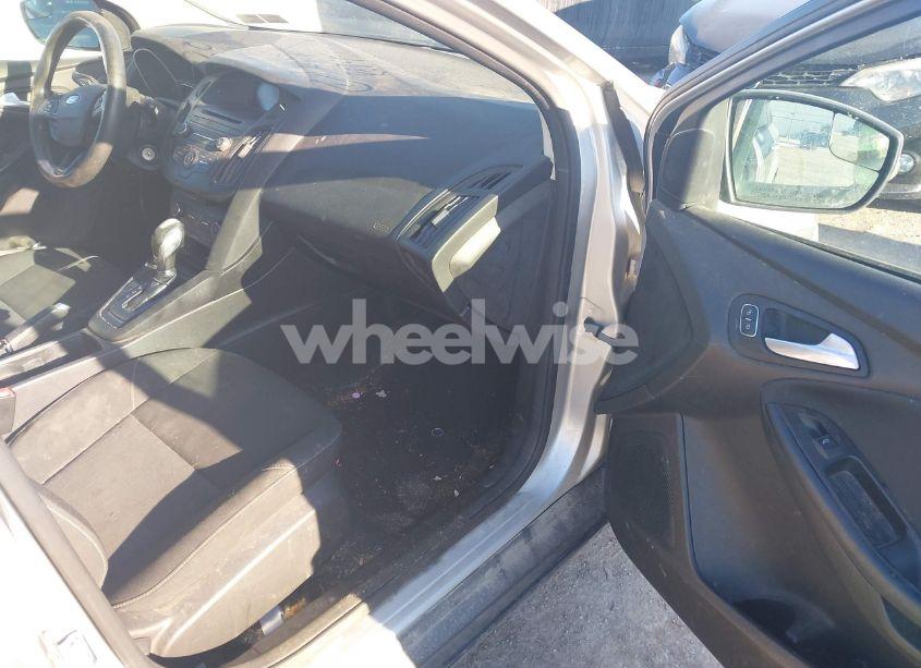 Photo 5 of 2015 Ford Focus SE (VIN 1FADP3K27FL292515)