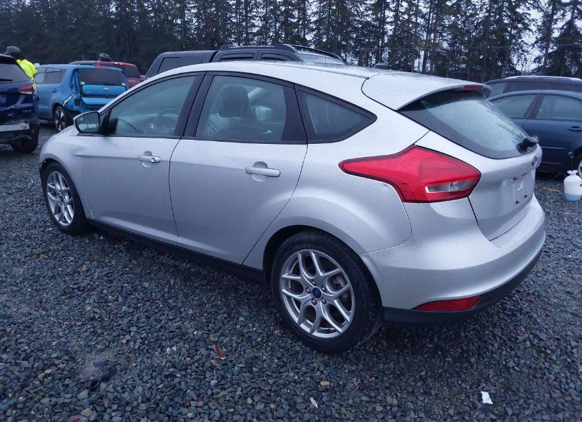 Photo 3 of 2015 Ford Focus SE (VIN 1FADP3K27FL318921)