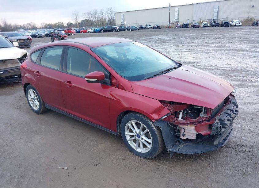 2015 Ford Focus SE (VIN 1FADP3K27FL374308) main photo