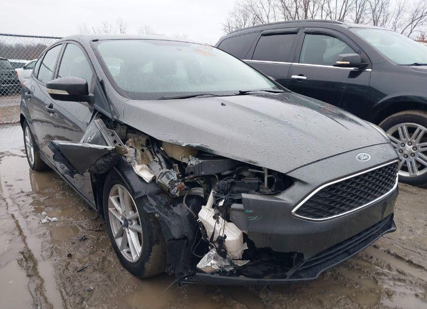 2015 Ford Focus SE (VIN 1FADP3K27FL381369) main photo
