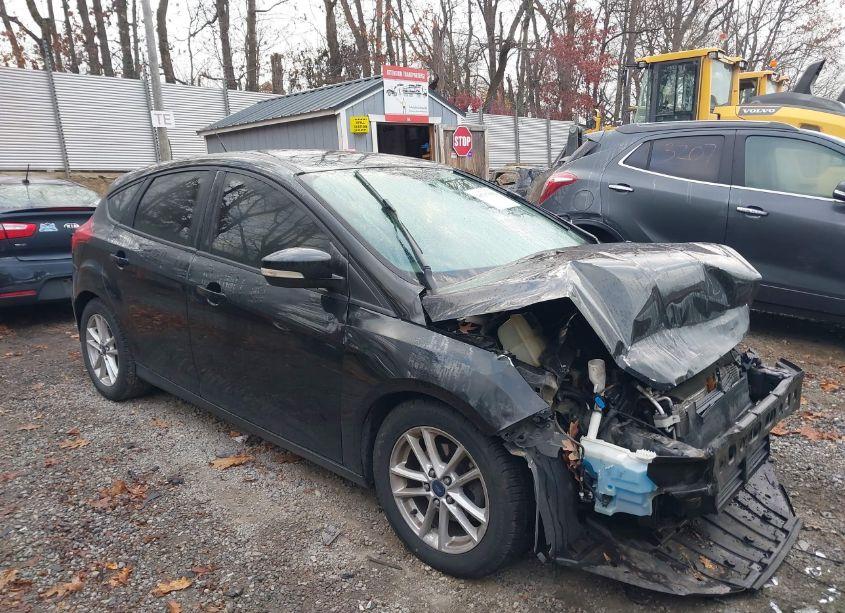 2015 Ford Focus SE (VIN 1FADP3K27FL381453) main photo