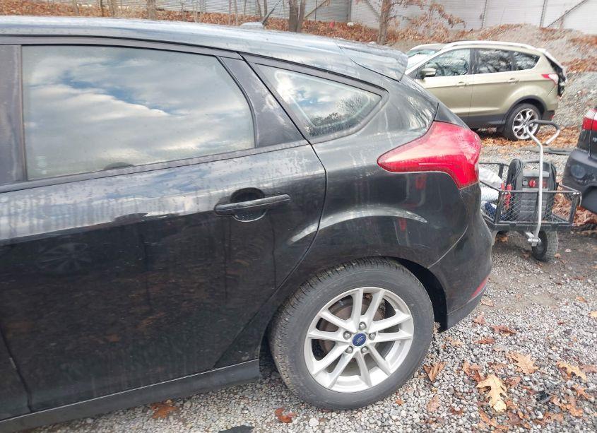 Photo 12 of 2015 Ford Focus SE (VIN 1FADP3K27FL381453)
