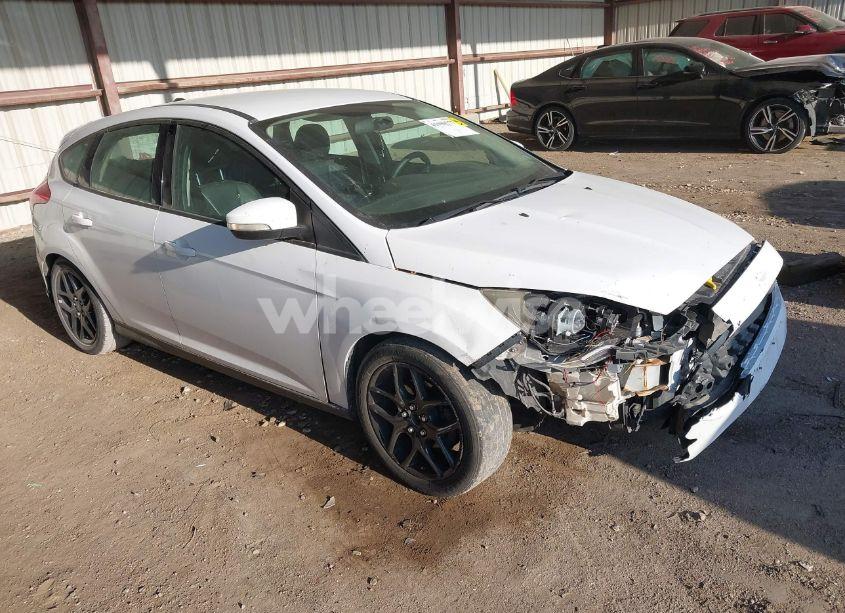 2016 Ford Focus SE (VIN 1FADP3K27GL222353) main photo
