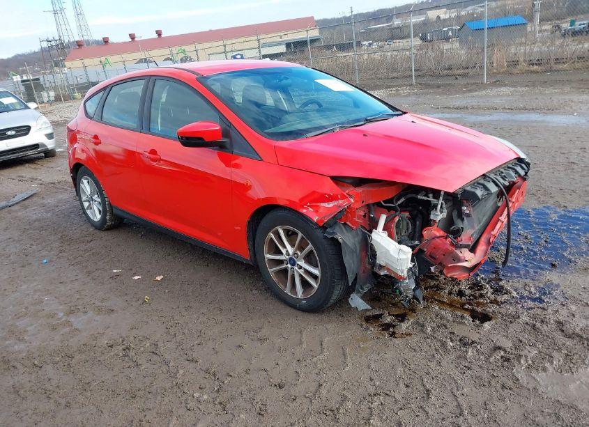 2016 Ford Focus SE (VIN 1FADP3K27GL255692) main photo