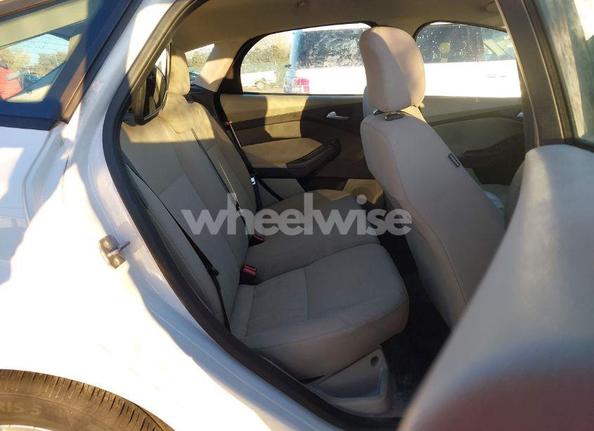 Photo 8 of 2016 Ford Focus SE (VIN 1FADP3K27GL291415)