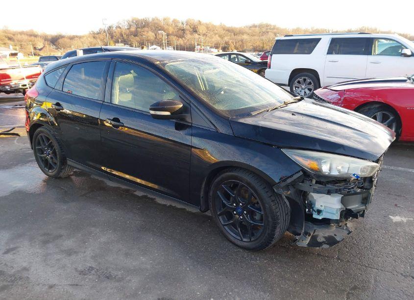 2016 Ford Focus SE (VIN 1FADP3K27GL298767) main photo