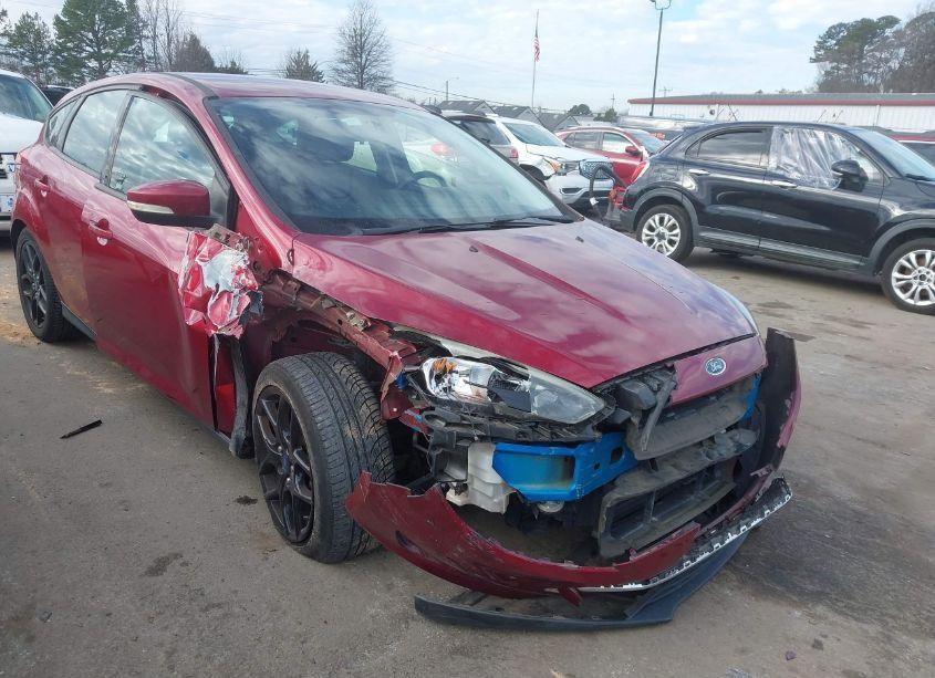 2016 Ford Focus SE (VIN 1FADP3K27GL318130) main photo