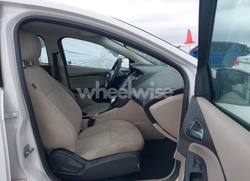 Photo 5 of 2017 Ford Focus SE (VIN 1FADP3K27HL225478)