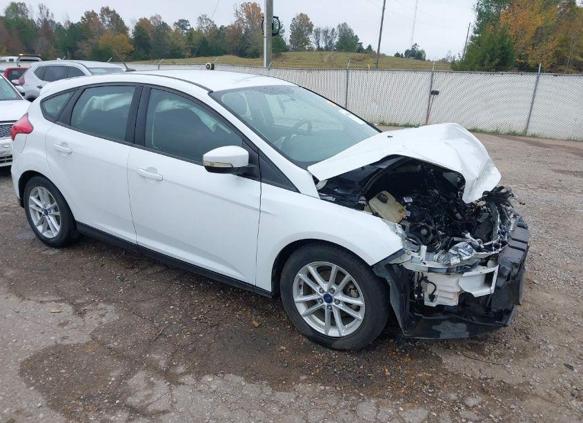 2017 Ford Focus SE (VIN 1FADP3K27HL271568) main photo