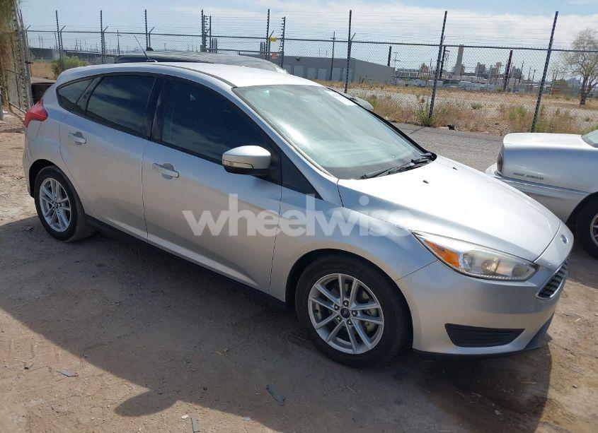 2017 Ford Focus SE (VIN 1FADP3K27HL299855) main photo