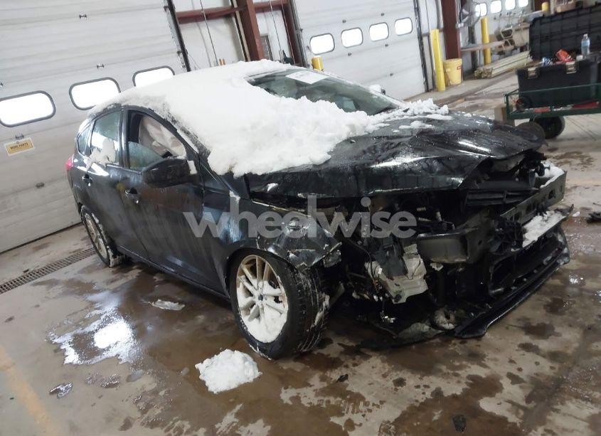 2018 Ford Focus SE (VIN 1FADP3K27JL206385) main photo