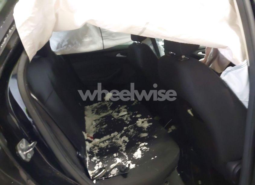 Photo 8 of 2018 Ford Focus SE (VIN 1FADP3K27JL206385)