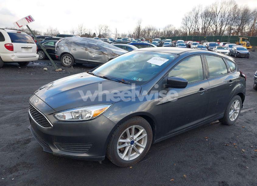 Photo 2 of 2018 Ford Focus SE (VIN 1FADP3K27JL219623)