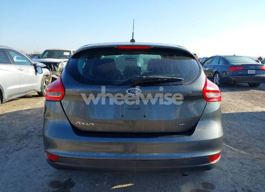 Photo 16 of 2018 Ford Focus SE (VIN 1FADP3K27JL248717)