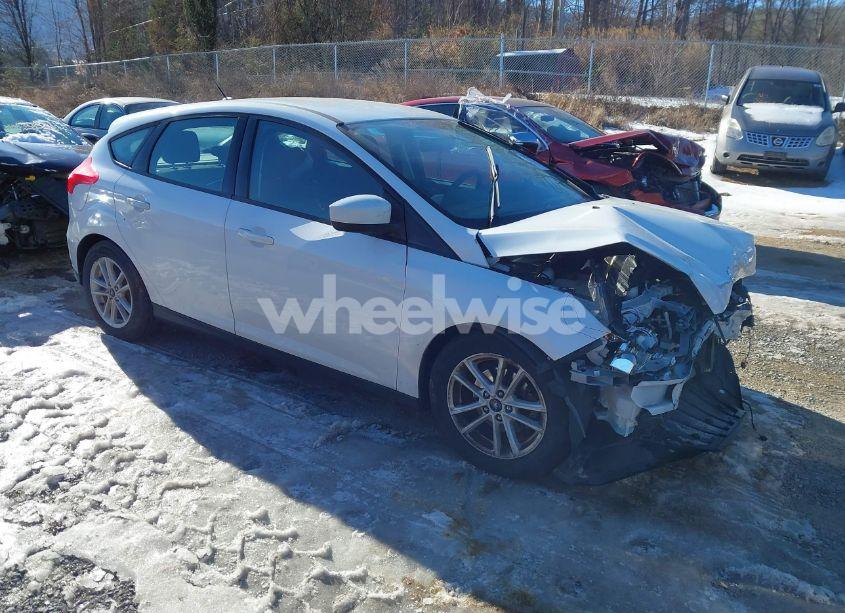 2018 Ford Focus SE (VIN 1FADP3K27JL251455) main photo