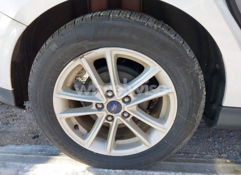 Photo 12 of 2018 Ford Focus SE (VIN 1FADP3K27JL251455)