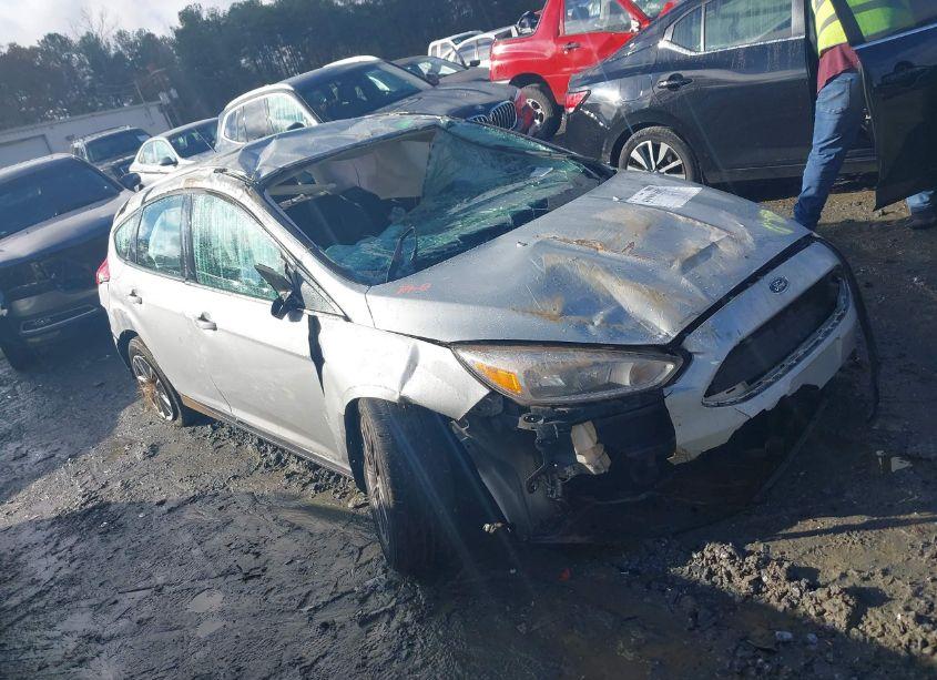 2018 Ford Focus SE (VIN 1FADP3K27JL272872) main photo