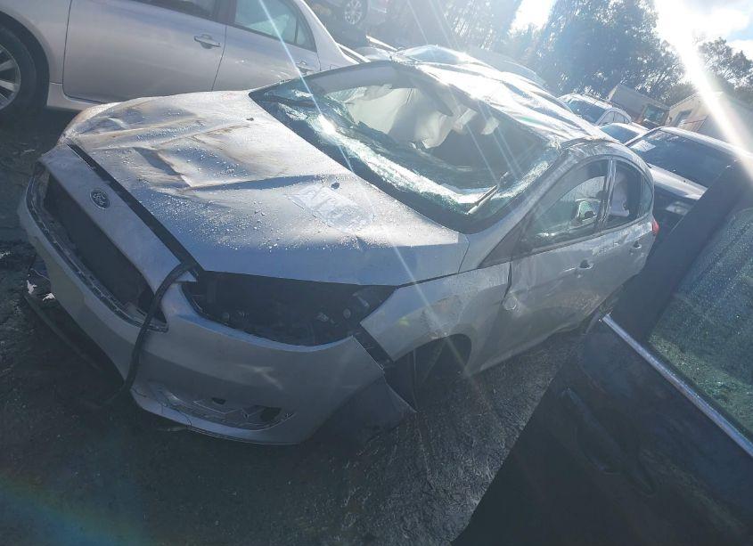 Photo 2 of 2018 Ford Focus SE (VIN 1FADP3K27JL272872)