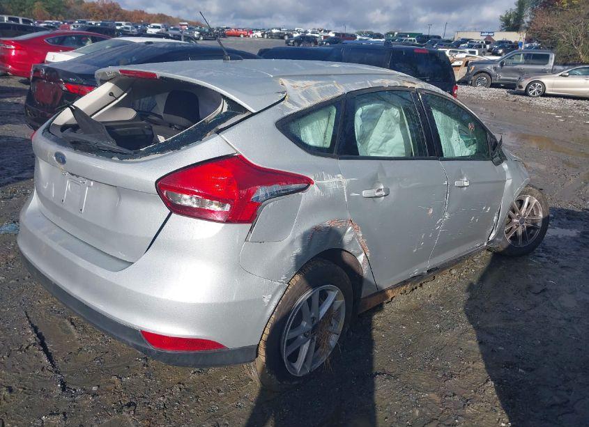 Photo 4 of 2018 Ford Focus SE (VIN 1FADP3K27JL272872)