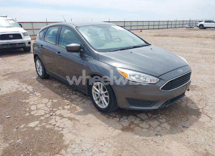 2018 Ford Focus SE (VIN 1FADP3K27JL273357) main photo