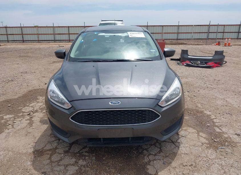 Photo 13 of 2018 Ford Focus SE (VIN 1FADP3K27JL273357)