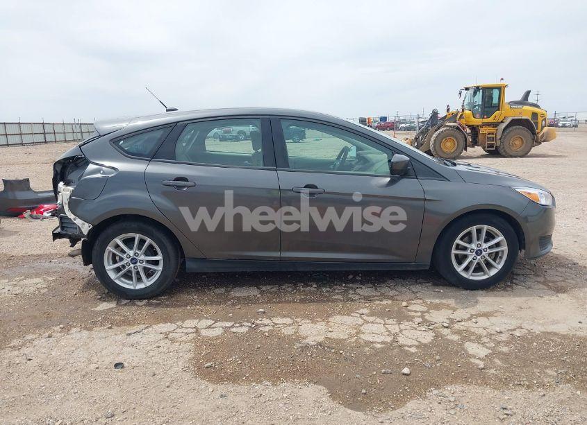 Photo 14 of 2018 Ford Focus SE (VIN 1FADP3K27JL273357)