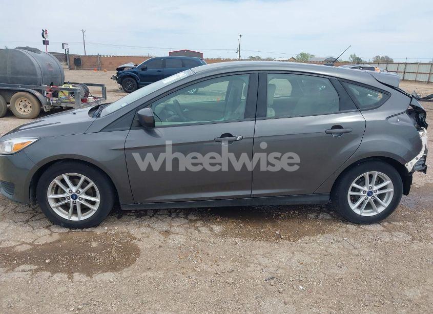 Photo 15 of 2018 Ford Focus SE (VIN 1FADP3K27JL273357)