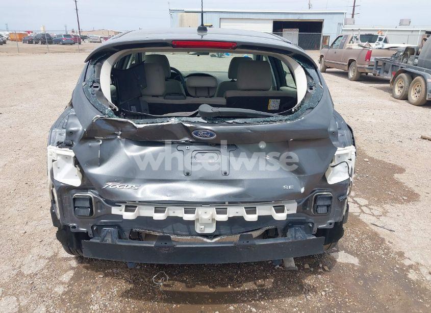 Photo 6 of 2018 Ford Focus SE (VIN 1FADP3K27JL273357)