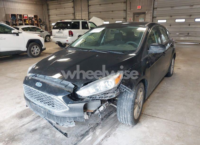 Photo 2 of 2018 Ford Focus SE (VIN 1FADP3K27JL280163)