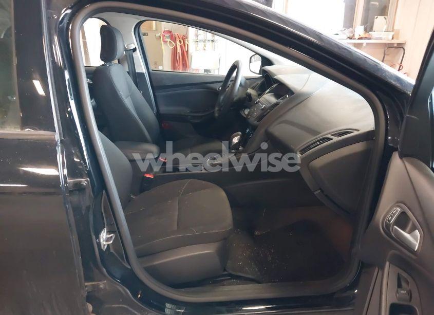 Photo 5 of 2018 Ford Focus SE (VIN 1FADP3K27JL280163)