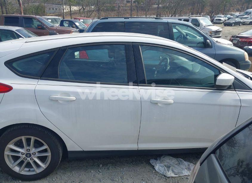 Photo 13 of 2018 Ford Focus SE (VIN 1FADP3K27JL316076)