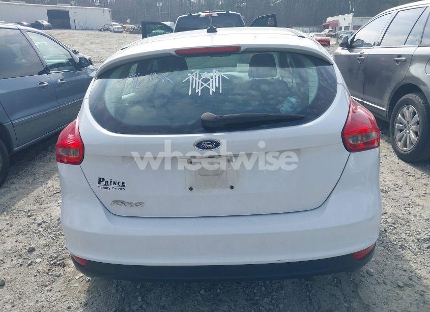 Photo 16 of 2018 Ford Focus SE (VIN 1FADP3K27JL316076)