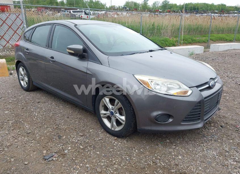 2014 Ford Focus SE (VIN 1FADP3K28EL117835) main photo