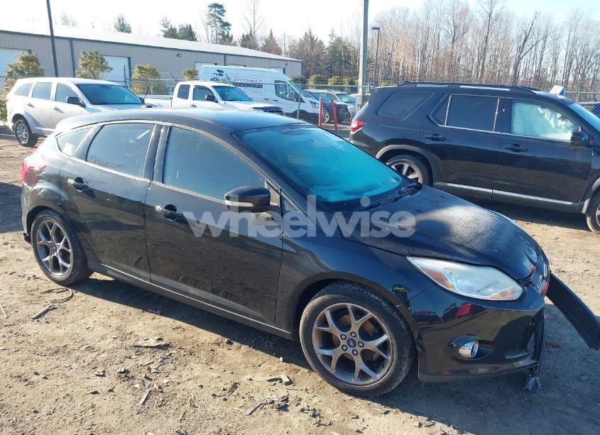 2014 Ford Focus SE (VIN 1FADP3K28EL119763) main photo