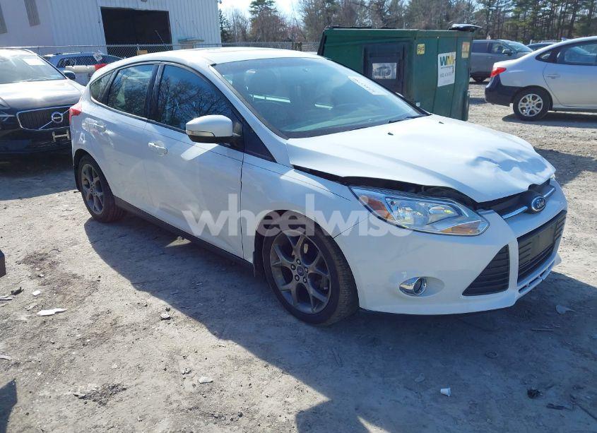 2014 Ford Focus SE (VIN 1FADP3K28EL127264) main photo