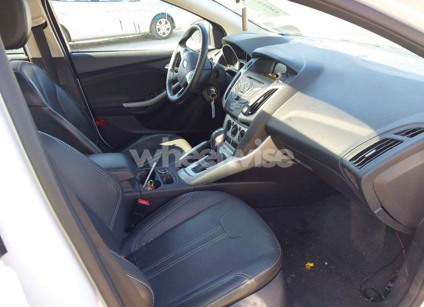 Photo 5 of 2014 Ford Focus SE (VIN 1FADP3K28EL127264)