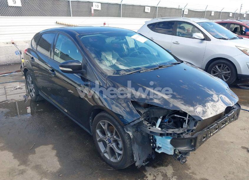 2014 Ford Focus SE (VIN 1FADP3K28EL138992) main photo