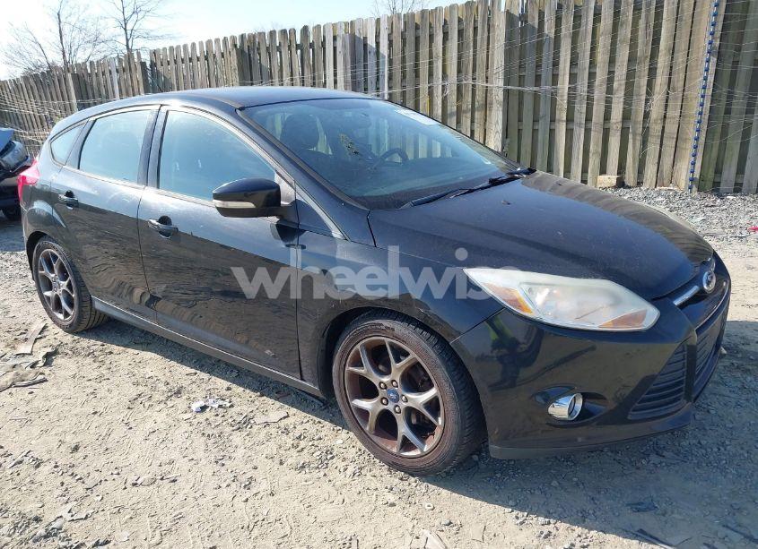 2014 Ford Focus SE (VIN 1FADP3K28EL145778) main photo