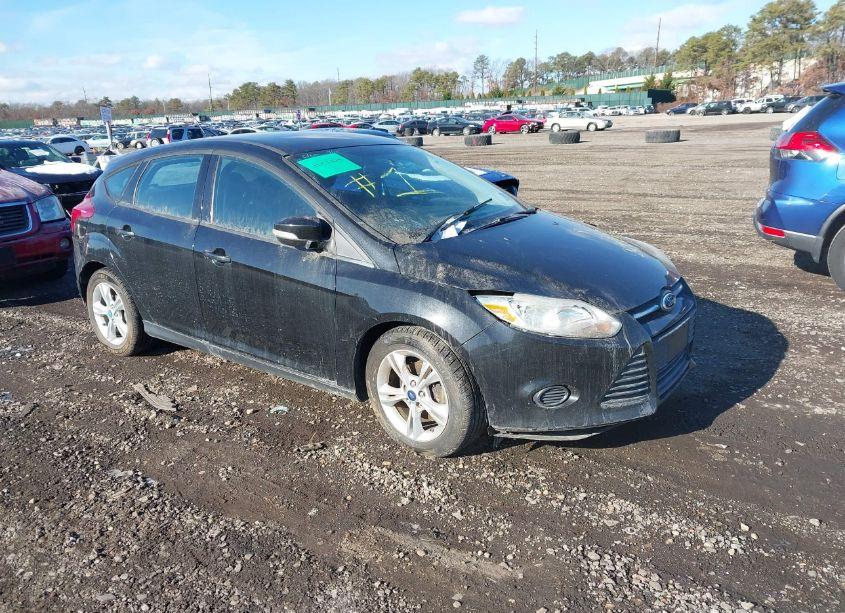 2014 Ford Focus SE (VIN 1FADP3K28EL162788) main photo