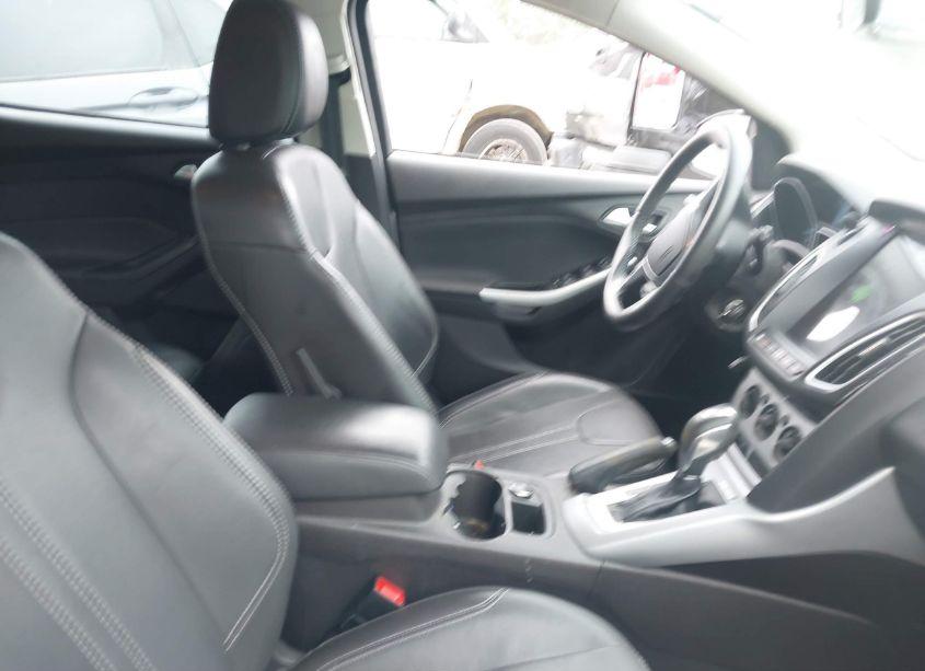 Photo 5 of 2014 Ford Focus SE (VIN 1FADP3K28EL180286)