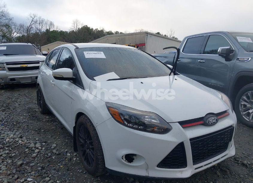 2014 Ford Focus SE (VIN 1FADP3K28EL189702) main photo